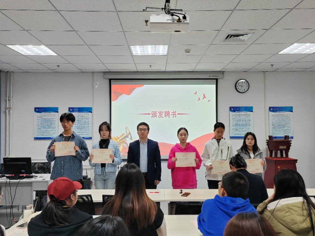 说明: D:\钉钉存储\2024.10.29yl23455永利集团学风联络员聘书颁发大会照片\微信图片_20241029221630.jpg