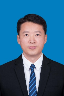 穿着西装笔挺的男子描述已自动生成 穿着西装笔挺的男子描述已自动生成